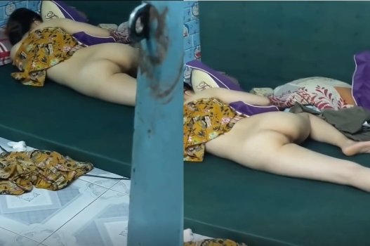 Ngắm lồn em hàng xóm quên khóa cửa